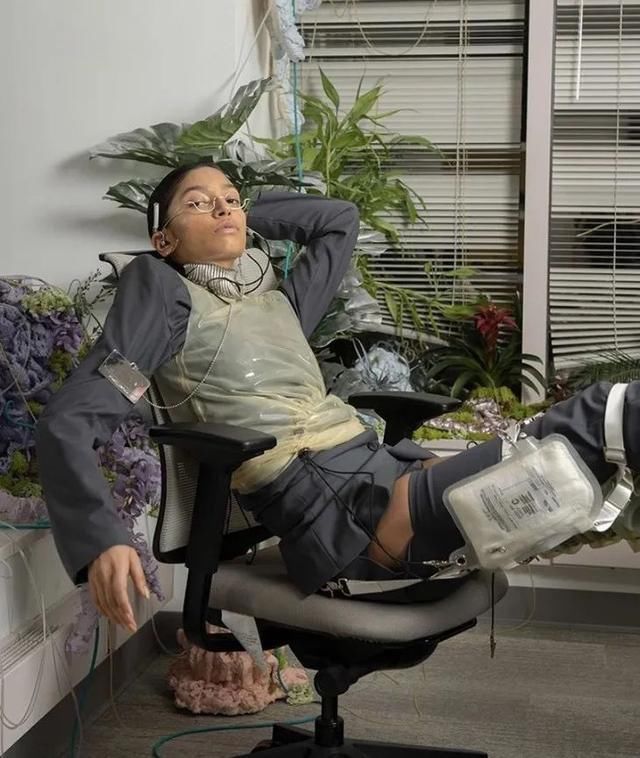 万茜|万茜的红西装吴昕的剪刀发夹被追着问哪买？是姐姐带火的小众品牌