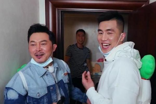  亲爱|同为明星去蹭饭，《亲爱的来吃饭》被骂惨，岳云鹏同款综艺被怒赞