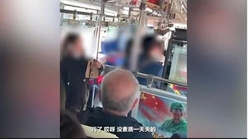 下车|解气！一白衣女子在公交车上撒泼，惹怒整车乘客，最后被多名乘客强拽下车！