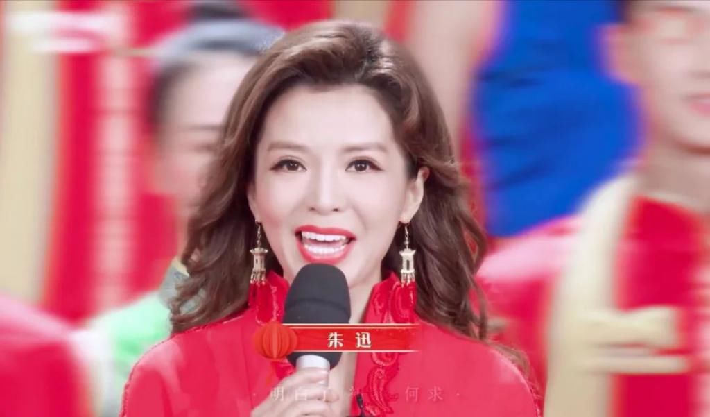  嘴里面|央视主持人朱迅身体告急？一天录制17场节目，《星光大道》上台需被助理搀扶？