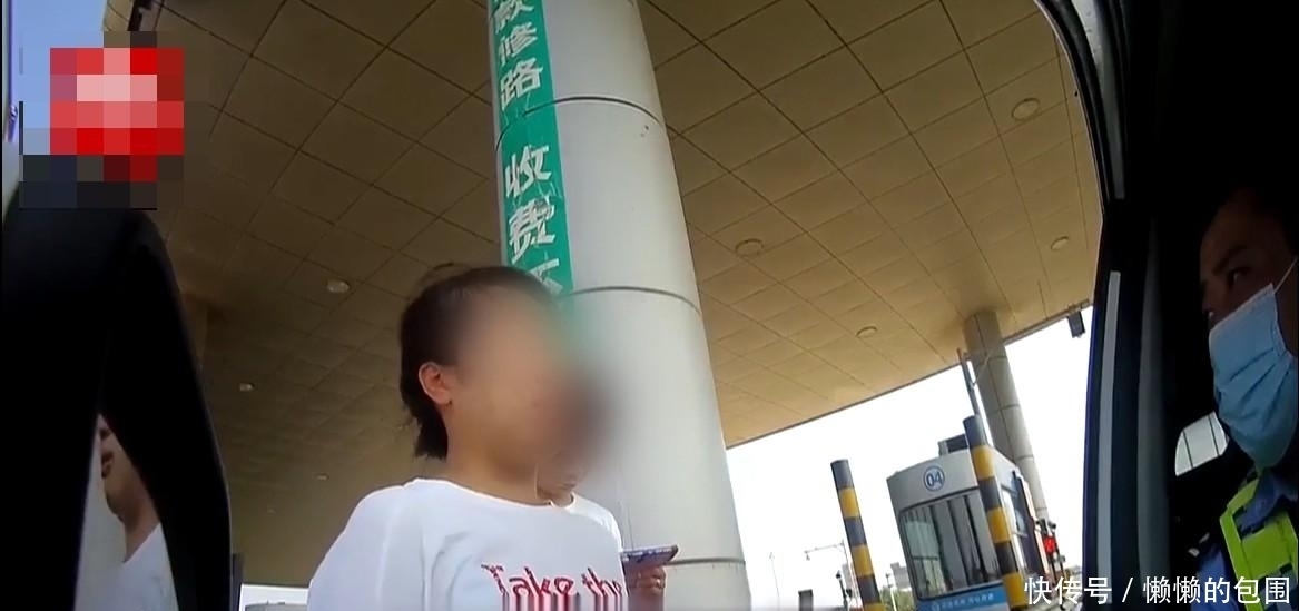  大哭|女子开车超员被处罚，崩溃大哭：买车之前不知道生双胞胎