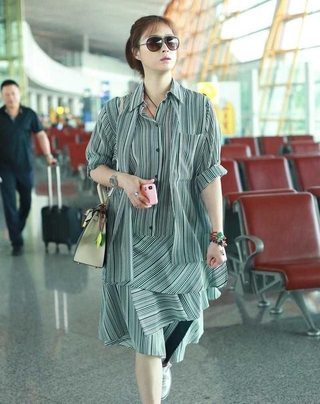  机场|蒋欣早该这样穿，条纹衬衫连衣裙配小白鞋走机场，显瘦10斤不止
