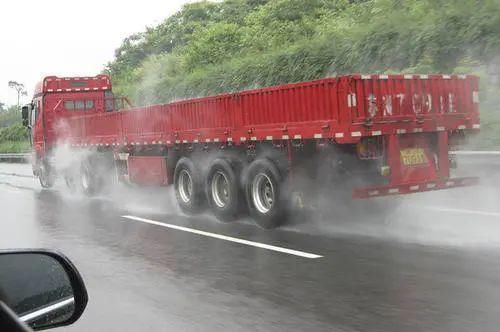  路面|朋友圈被暴雨刷屏了，下雨天驾驶一定要注意这些！