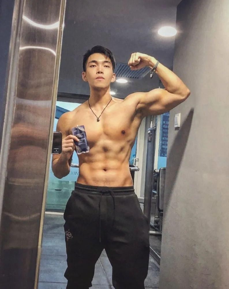  运动|33个肌肉帅哥争做“1”，你确定这不是专做给gay看的节目吗？