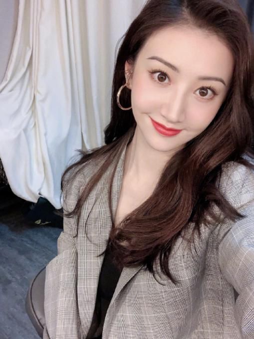 毕业|郑爽直言毕业后不敢回校，大学聚会太自卑，看到她同学后我懂了