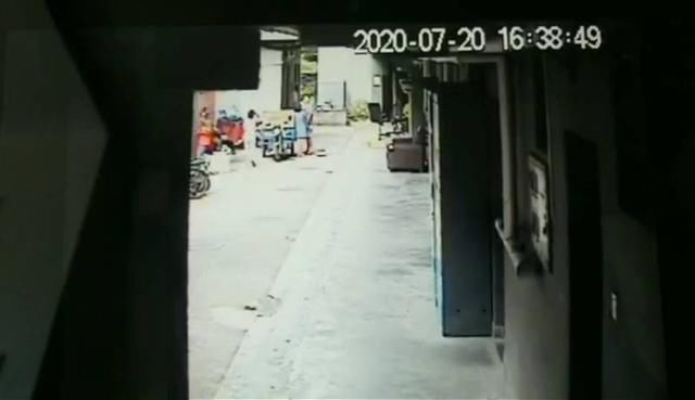  耳光|女子寄快递称遭快递员掌掴 快递员：自己被扇两耳光