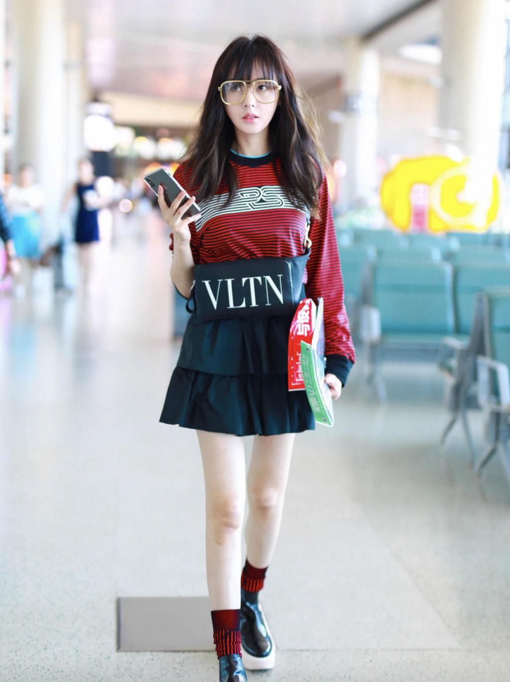  身材|张天爱穿衣搭配眼光真棒，条纹上衣配短裙，让身材比例看起来逆天