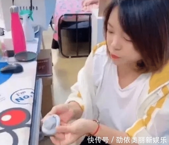  将近|“妹子伸出舌头量长度，将近10cm！”评论却说......哈哈哈太坏了！