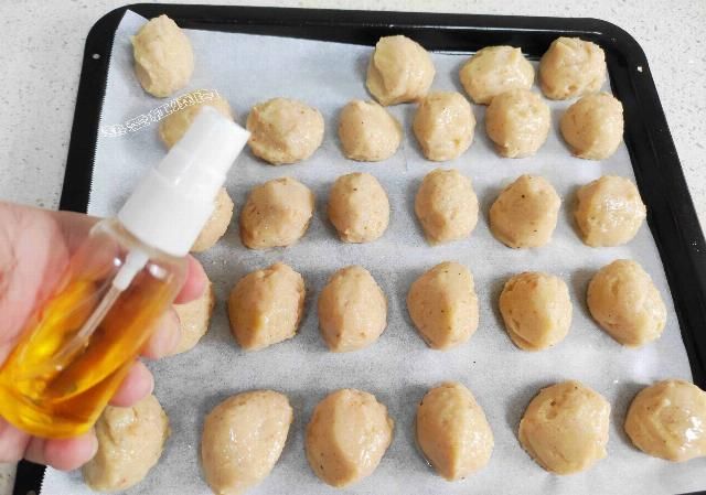  外酥|虾仁这做法外酥里嫩吃着香，不炒不蒸也不煮，做法简单几乎不用油