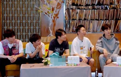  镜头|《青春环游记》迎最没存在感嘉宾，独自站在旁边没人理，镜头都会自动忽视