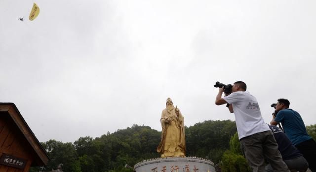 南朝|南朝梁武帝，将佛教置于儒、道之上，为何不排斥道教？三教同源论