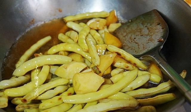  碰上|立秋后，这豆角碰上贵也买，和土豆一起炖好吃到撑，饱腹又营养