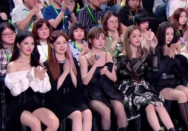  美颜|硬糖少女上节目当评委，出场时节目组忘开美颜，颜值如何一目了然