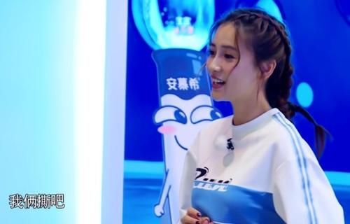 撕名牌时|Baby撕名牌怕误伤,有谁注意她扎辫子的技巧?网友:一般人看不懂