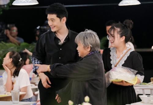  眼神|黄晓明自夸年轻，被赵丽颖一个眼神吓到心虚，霸道总裁地位不保