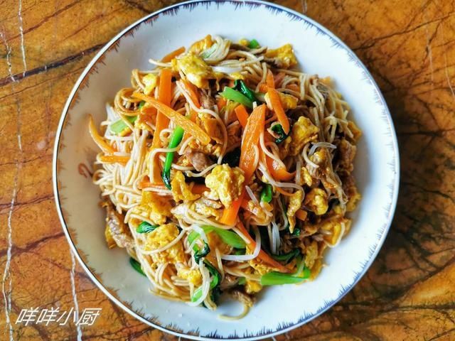  不知不觉|早饭一碗炒面解决，荤素齐全，不知不觉吃到撑，方法简单易学
