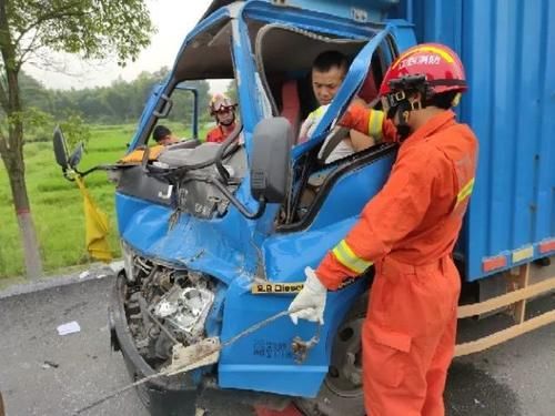  被困|货车追尾，车头变形，有人被困！消防员上演15分钟紧急救援