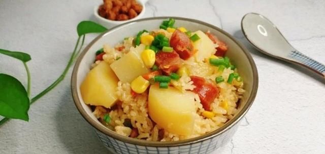  焖饭|这种腊肠土豆焖饭简单又好吃，快来试一试