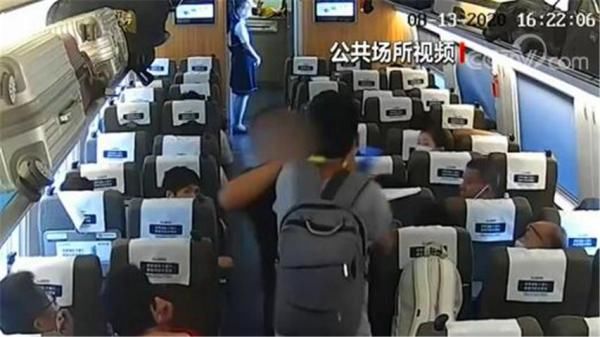 失控|不让豪横之人肆意妄为！男子高铁霸座拒不让，失控打人被行拘