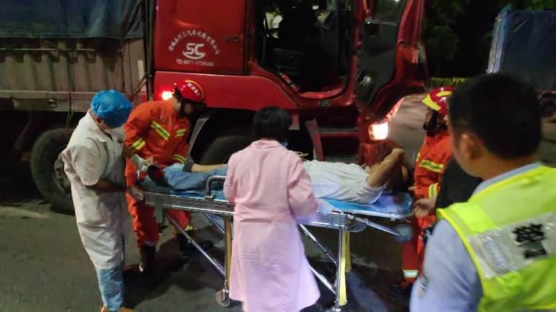  司机|两辆大货车凌晨追尾，司机被卡