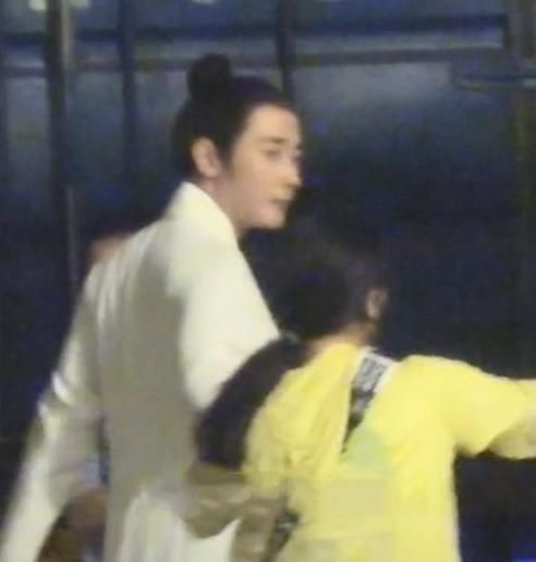  婚变|罗晋与唐嫣婚变? 罗晋与女助理行为亲密, 挽手打闹还整理帽子