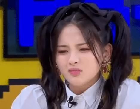 何炅|明星录节目多吃亏?杨超越昂贵牛排被何炅分掉,她的反应都懒得装