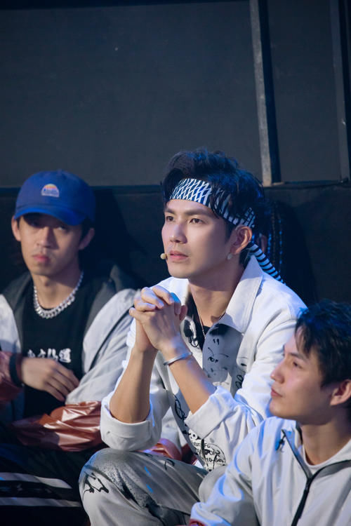 哇队|钟汉良《街舞3》舞台落泪 暖心发文向选手告别引网友泪目