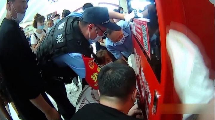  男童|3岁男童将手伸进自动售卖机内被卡