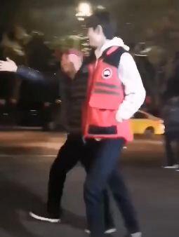 拍摄|肖战回重庆蹲路边吃早餐带火面馆,粉丝向老板求购肖战碗筷