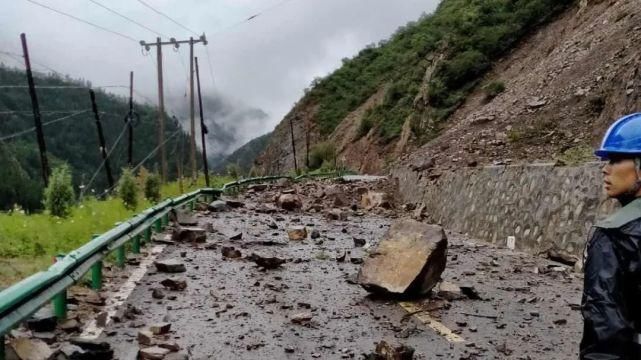  全力以赴|暴雨来袭 电网人全力以赴保供电