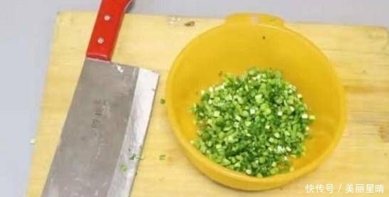 出水|拌韭菜馅时,再加一步,韭菜是绿色的,不出水