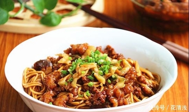 美食|美食推荐:培根土豆、香菇豆干肉酱拌面、椒油金针菇、鸡块烧冬瓜