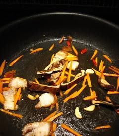 朋友|炒面时别直接下锅,多做一个步骤,面条不粘更有嚼劲,一盆不够吃