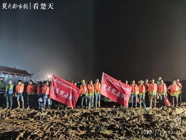  担当|他们来了！武汉市属国企担当防汛“突击队”，1.2万名抢险队员尽锐出战
