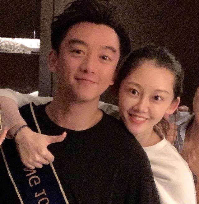  跑男家族|奔跑吧百期全勤奖花落郑恺，他更博晒照后，合影中的苗苗成亮点