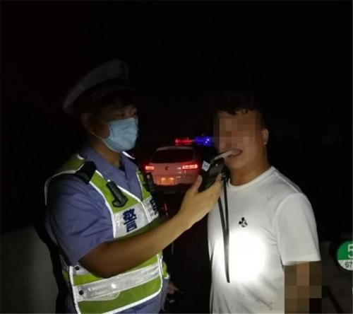 驾驶员|3个大哥酒后上高速,遇到交警还吃着烧烤:我们不知道谁开的车!