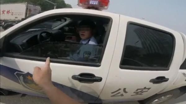  交警|交警开车不系安全带遭骑手质疑，警方回应