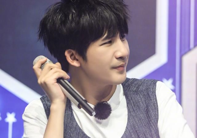 王一博|天天向上:王一博吃半盘豆芽,大张伟提议送大厨进剧组,宠弟实锤