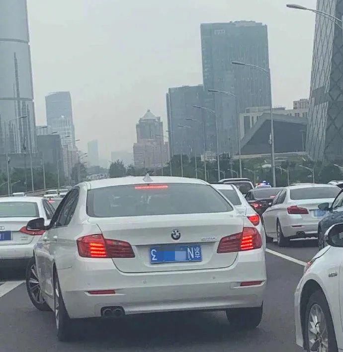  倒挂|宝马车倒挂车牌，竟然屡次三番开上朝阳街头！