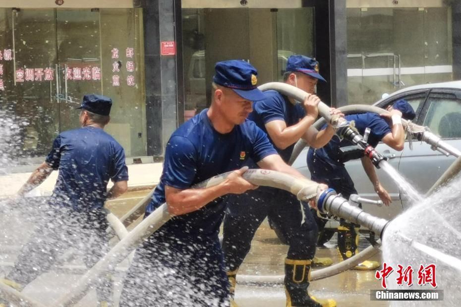 里区段的大|福建消防驰援江西抗洪抢险 巡查大堤灾后清淤