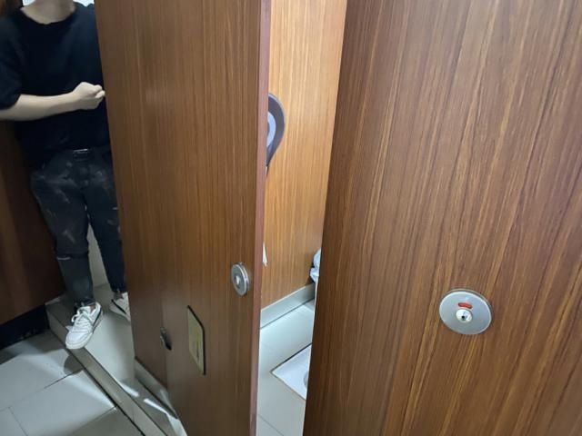 偷拍|漂亮女顾客走进厕所，厨师尾随其后，冲动了