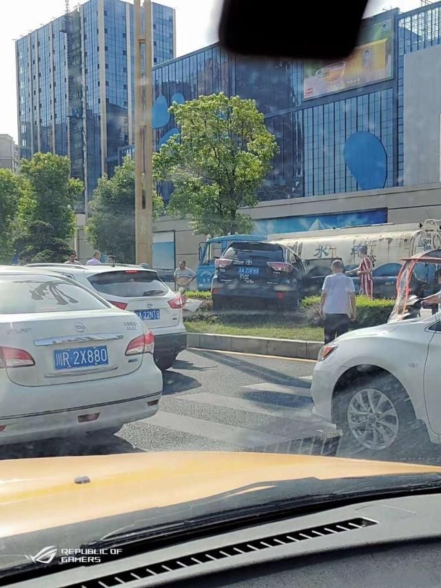  天来|天来豪庭附近发生车祸，一车侧翻冒烟，一车冲上花台撞到洒水车