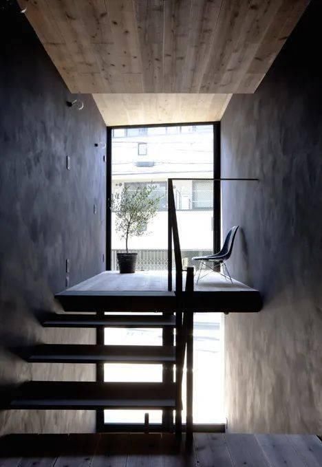  房爆|闪瞎眼：宽度不到1米的纸片房爆红全网！网友：真的能住人？