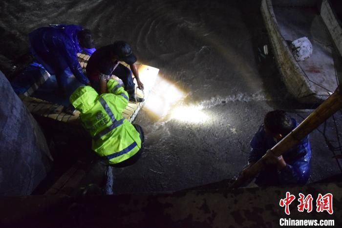 苦劝|台风“黑格比”来袭 浙江苍南民警苦劝渔船滞留者上岸