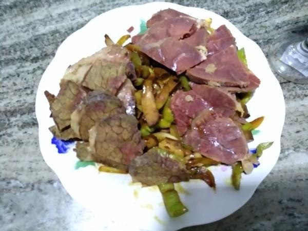 牛肉|遇到这肉别手软,买上几斤炖一锅,比牛肉都香,比羊肉滋补