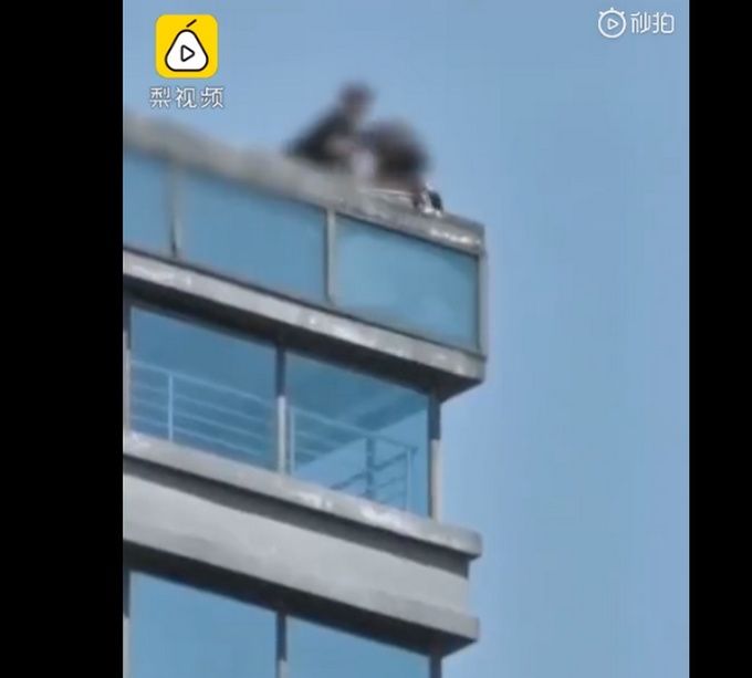 放弃|太惊险了!女子站30层楼顶边缘被一把拉回 珍爱生命别轻易放弃