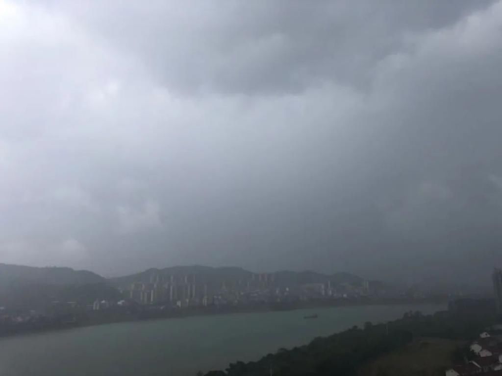  暴雨|突降暴雨，路边广告牌倒塌，2名躲雨女子被砸！