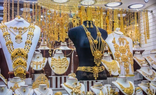 迪拜|迪拜人吃什么?到菜市场转一圈就明白了,帝王蟹、鲨鱼,应有尽有