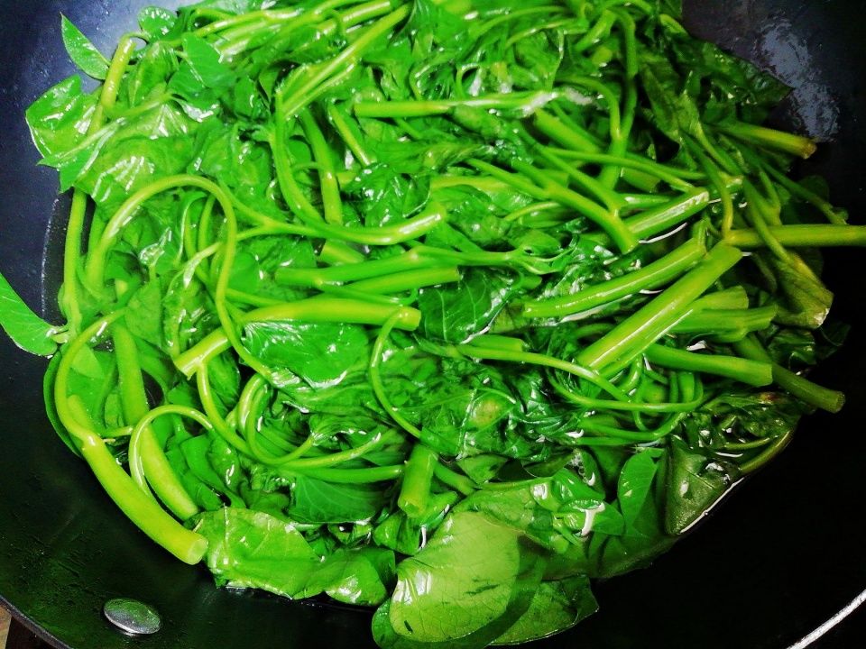  好吃|空心菜别再炒了，加点它拌一拌就上桌，拿肉都不换，太好吃了