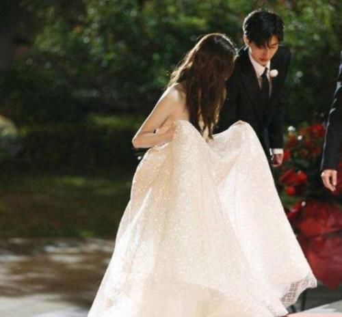  快乐大本营|蔡徐坤和baby又合体新综艺，大合照曝光，我只注意到两人的站位姿势